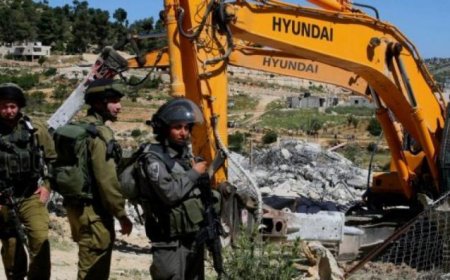 الاحتلال يهدم غرفة سكنية وبركسا في عناتا بالقدس