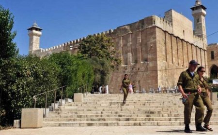 سابقة خطيرة.. الاحتلال يضع أقفالا على ابواب مقامات في الحرم الإبراهيمي الشريف