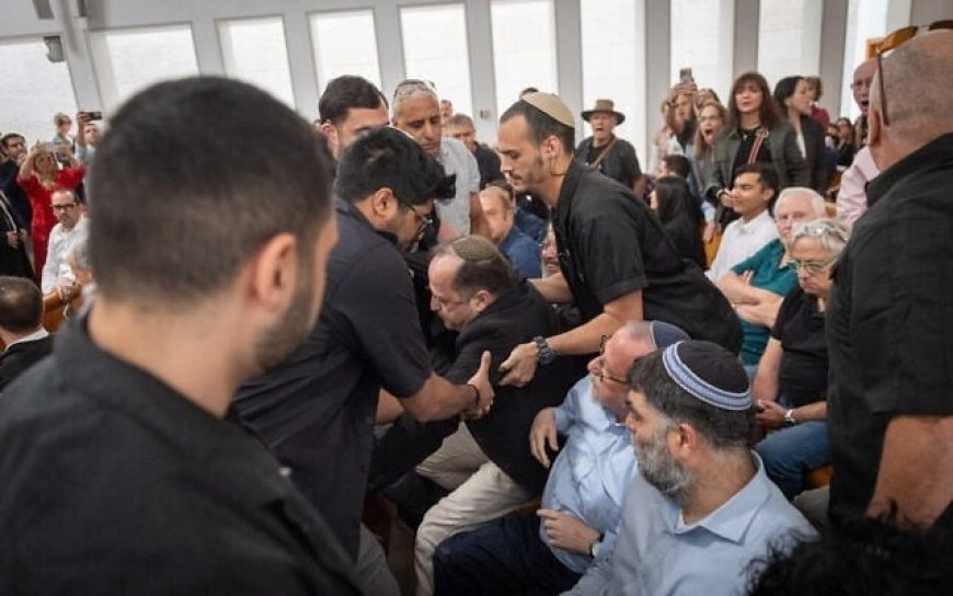 استطلاع: 31% يؤيدون تجاهل المحكمة في إقالة رئيس الشاباك