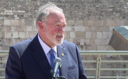 السفير الأمريكي لدى إسرائيل يهاجم “حماس” ويتهمها بتعطيل صفقة الأسرى ويؤكد دعم واشنطن لتهجير الفلسطينيين من غزة