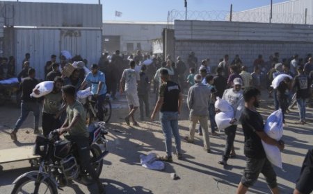 آلاف “الجائعين” يقتحمون مستودع مساعدات بغزة والجيش الإسرائيلي يطلق النار بكثافة وحديث عن شهداء وإصابات