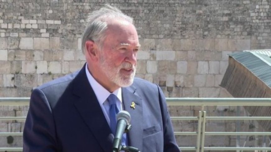 السفير الأمريكي لدى إسرائيل يهاجم “حماس” ويتهمها بتعطيل صفقة الأسرى ويؤكد دعم واشنطن لتهجير الفلسطينيين من غزة