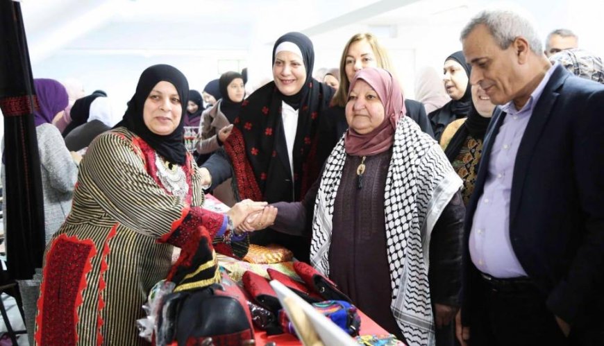 افتتاح بازار للمنتجات النسوية في قلقيلية