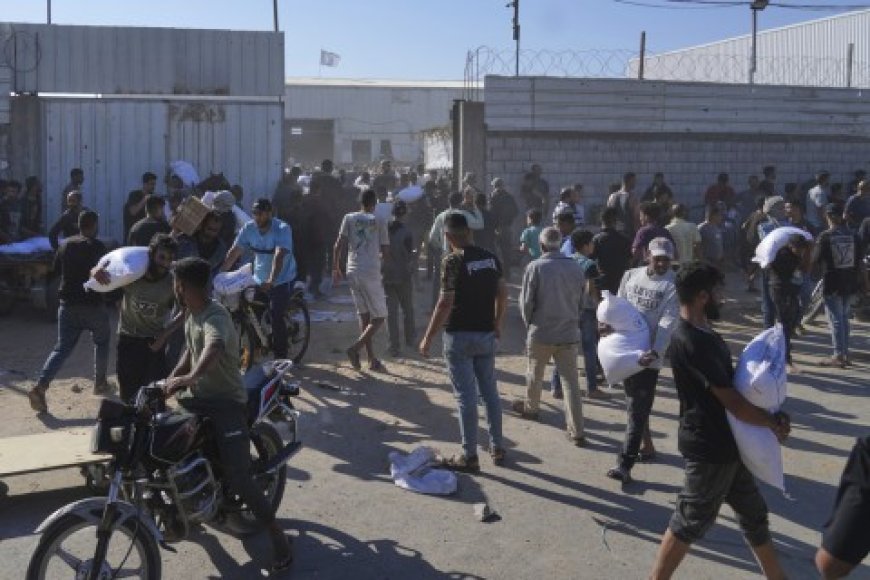 آلاف “الجائعين” يقتحمون مستودع مساعدات بغزة والجيش الإسرائيلي يطلق النار بكثافة وحديث عن شهداء وإصابات