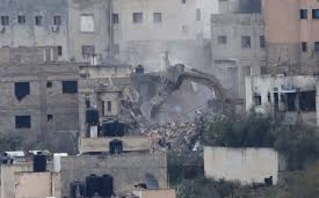 جيش الاحتلال يواصل هدم المنازل داخل مخيم جنين