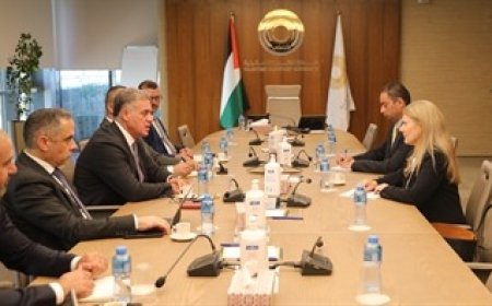 محافظ سلطة النقد يبحث مع القنصل البريطاني أزمة تكدس الشيقل ويدعو إلى تدخل دولي