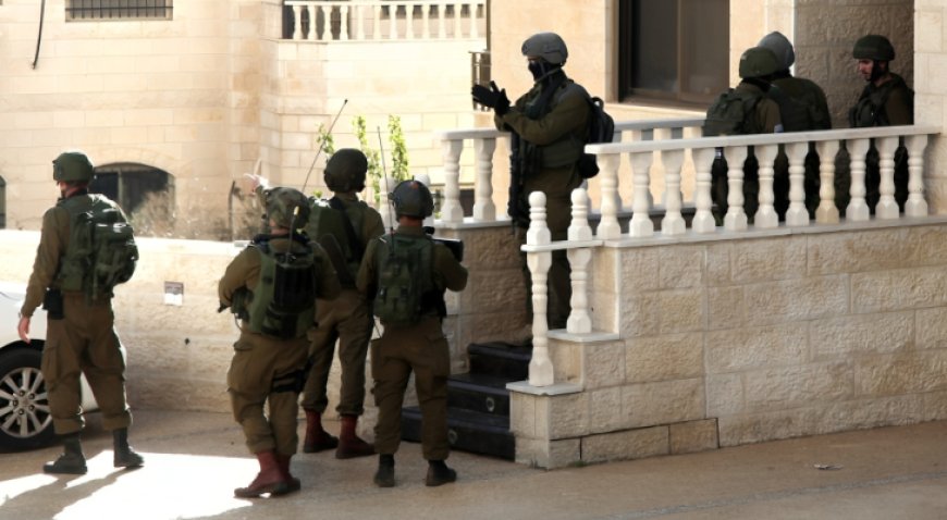 الاحتلال يسرق مبلغا ماليا ومصاغا ذهبيا من منزل في بيت أمر