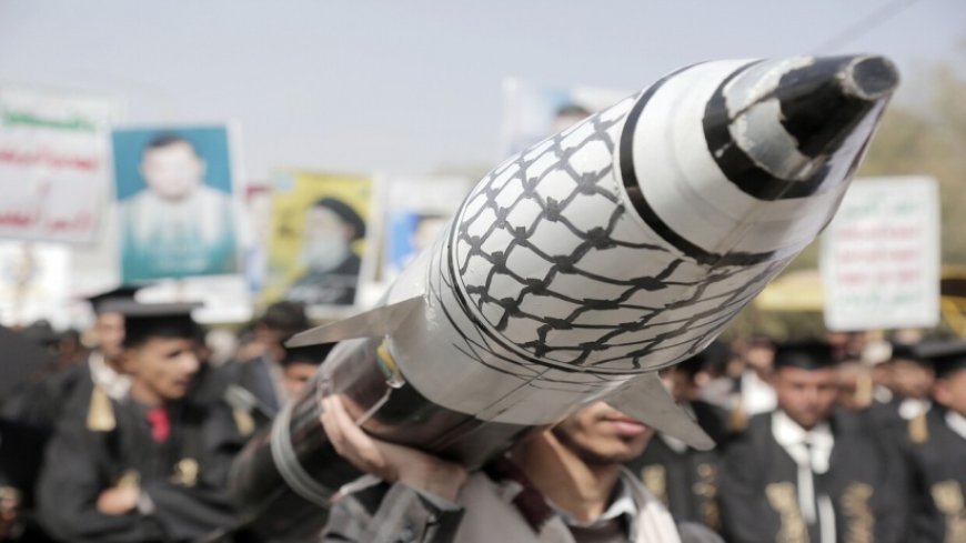 الحوثيون يعلنون استهداف مواقع "حساسة" في إسرائيل