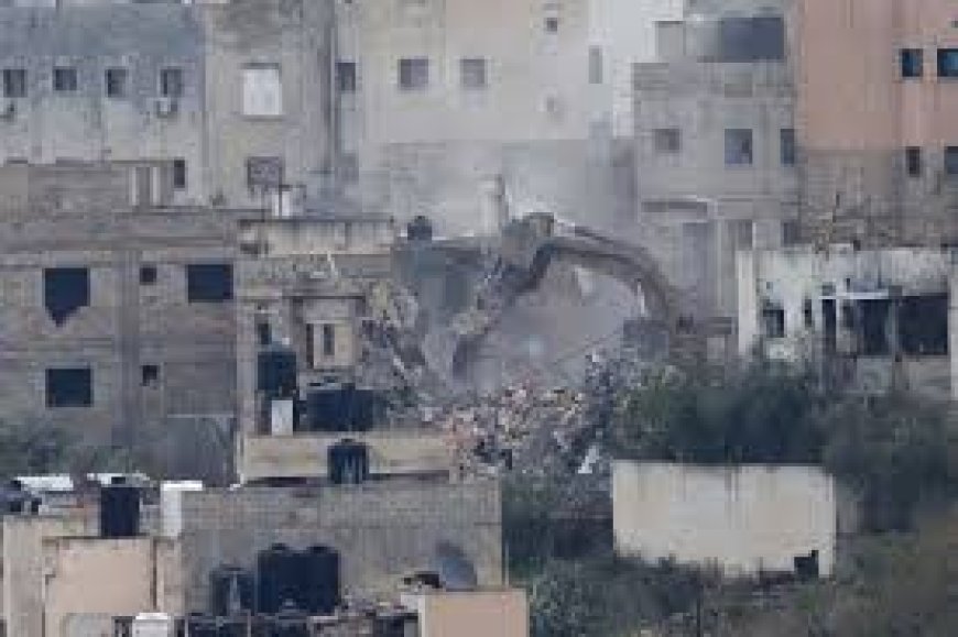جيش الاحتلال يواصل هدم المنازل داخل مخيم جنين