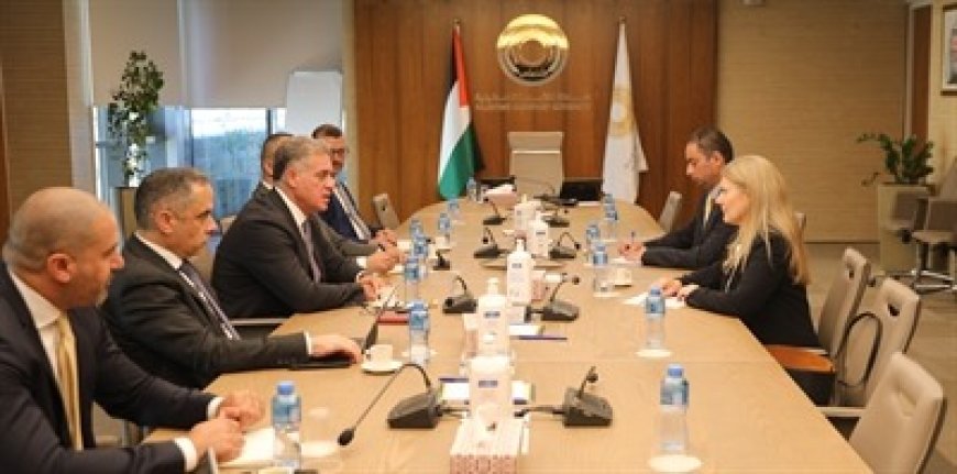 محافظ سلطة النقد يبحث مع القنصل البريطاني أزمة تكدس الشيقل ويدعو إلى تدخل دولي