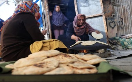 تبادل الخبز بالحياة: نازحات في خان يونس يبتكرن طرق البقاء وسط الحصار والجوع