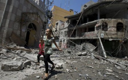 إصابة كاهن رعية كنيسة “دير اللاتين” وعشرات النازحين الفلسطينيين بقصف إسرائيلي استهدف كنيسة شرقي مدينة غزة