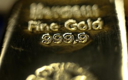 الذهب يهبط مع تلاشي التوترات التجارية.. وضعف الدولار يُنقذه من سقوط أعمق