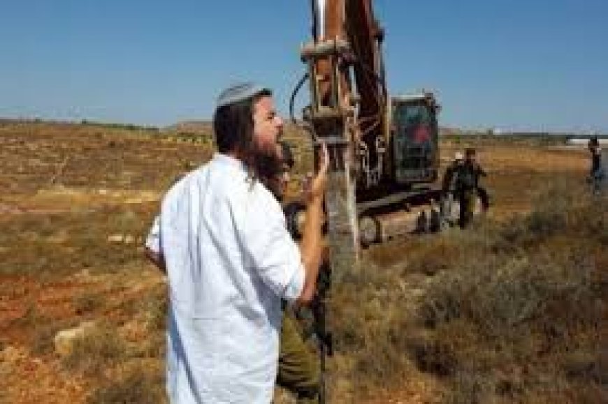 مستعمرون يجرفون أراضي في قرية أم صفا شمال غرب رام الله