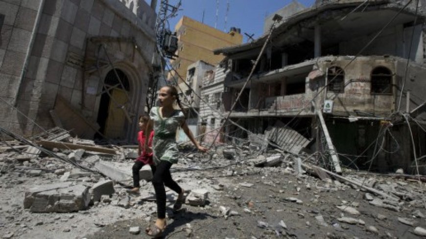 إصابة كاهن رعية كنيسة “دير اللاتين” وعشرات النازحين الفلسطينيين بقصف إسرائيلي استهدف كنيسة شرقي مدينة غزة