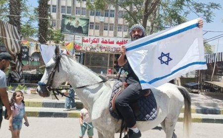 آلاف الدروز يتظاهرون في السويداء بسوريا حاملين علم إسرائيل