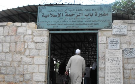 مستعمرون يقتحمون مقبرة باب الرحمة قرب المسجد الأقصى