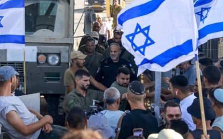 التوتر يشتعل في إسرائيل.. متظاهرون يقتحمون مقر قناة يمينية وذوو الأسرى وقتلى الجيش يدعون لإضراب شامل 17 أغسطس
