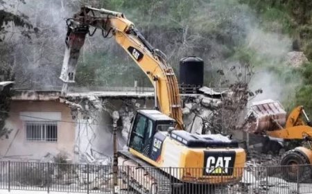 (محدث) الاحتلال يهدم مقهى في بيت سيرا غرب رام الله