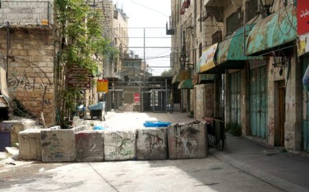 الاحتلال يفرض منعا للتجول ويداهم منازل في البلدة القديمة من الخليل