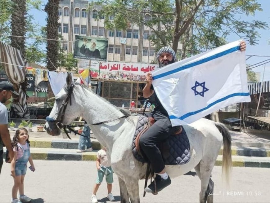 آلاف الدروز يتظاهرون في السويداء بسوريا حاملين علم إسرائيل