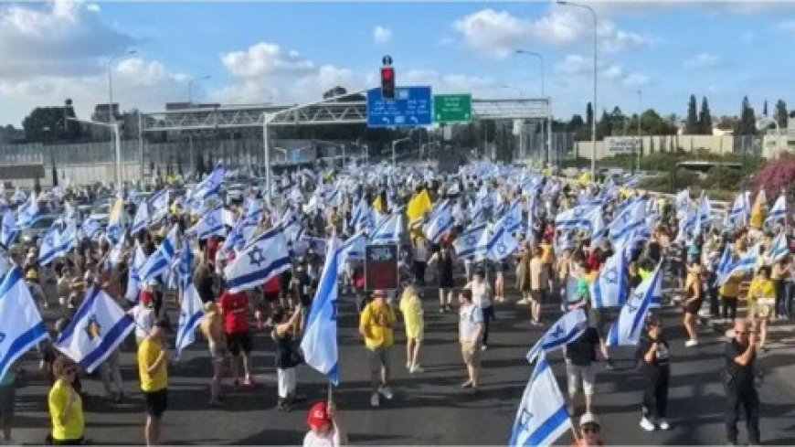 إضراب يشل الحياة في إسرائيل ومظاهرات في الشوارع للمطالبة بإنهاء حرب غزة وإبرام صفقة مع “حماس”..