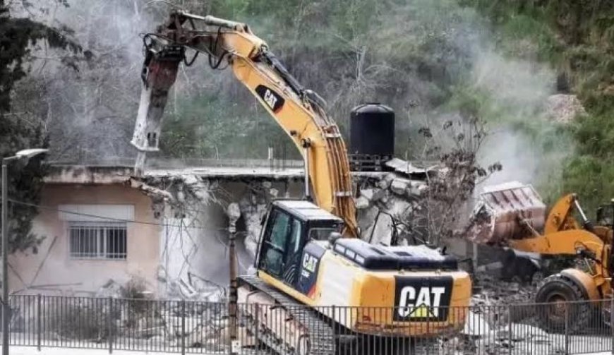 (محدث) الاحتلال يهدم مقهى في بيت سيرا غرب رام الله