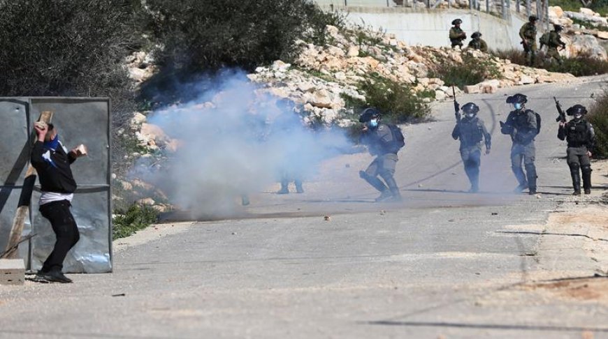 الاحتلال يصيب شابا برضوض ويعتقل اثنين في مخيم الفارعة