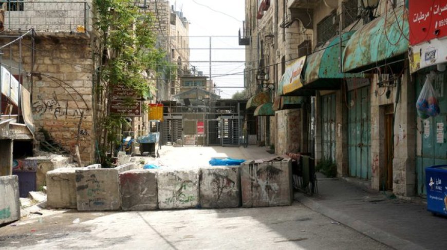 الاحتلال يفرض منعا للتجول ويداهم منازل في البلدة القديمة من الخليل