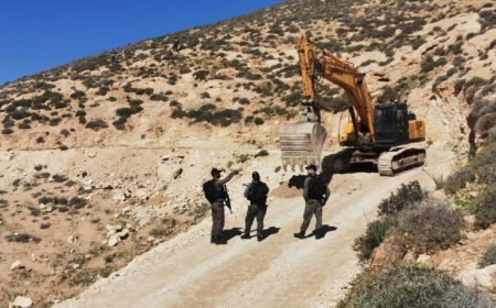 الاحتلال يشق طرقا استيطانية في رام الله