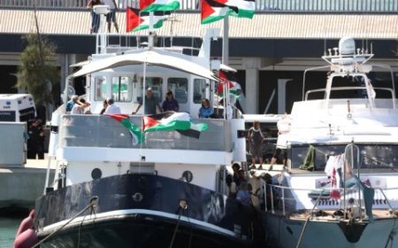 سفن “أسطول الصمود” تقترب من شواطئ غزة وتخوفات من دخولها “منطقة الخطر” ومهاجمة القوات الإسرائيلية المتضامنين