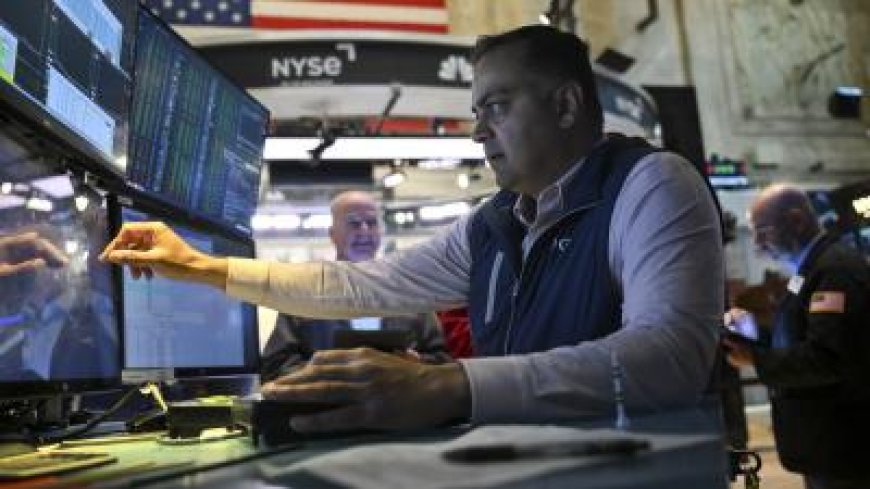 النفط يتراجع والذهب يترقب.. أسبوع حاسم للأسواق العالمية