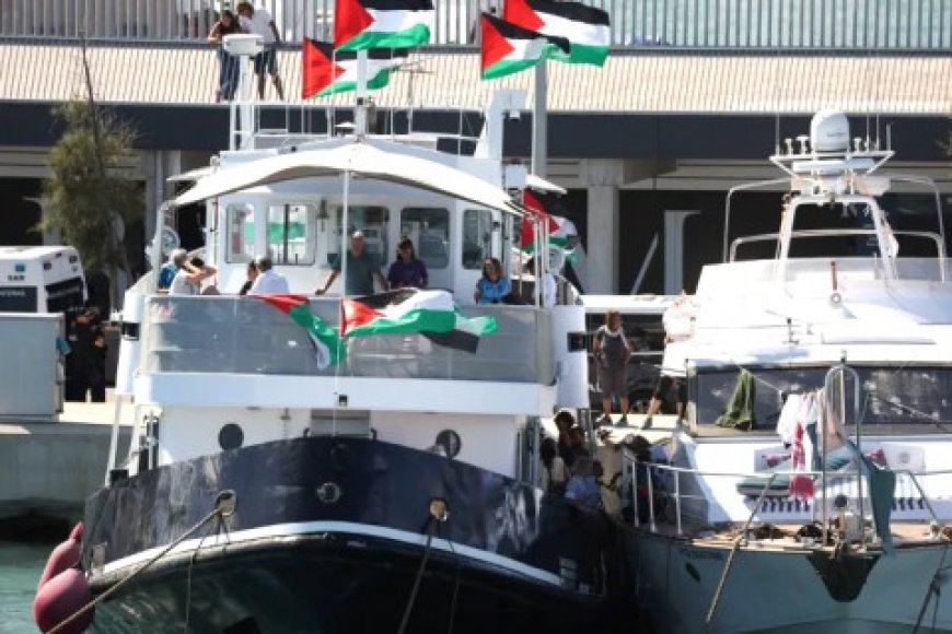 سفن “أسطول الصمود” تقترب من شواطئ غزة وتخوفات من دخولها “منطقة الخطر” ومهاجمة القوات الإسرائيلية المتضامنين