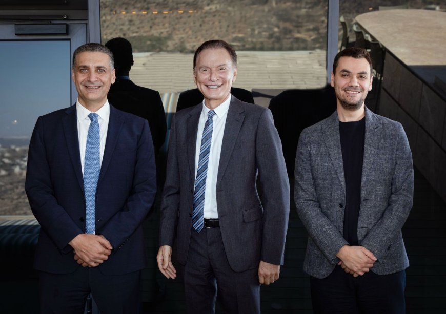 وزير الاتصالات يبحث مع نائب رئيس مجلس إدارة الاتصالات الفلسطينية "جوال" بشار مصري والرئيس التنفيذي للشركة عبد المجيد ملحم التحديات الراهنة في قطاع الاتصالات