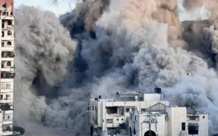 رغم موافقة “حماس” على الصفقة.. القصف يشتد على غزة وشهداء بمجازر جديدة وإسرائيل تزعم تقليص عمليتها في القطاع