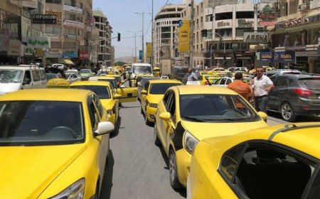 إضراب لسائقي السرفيس في الخليل.. وانقسامات في الرأي حول قرار المحافظ