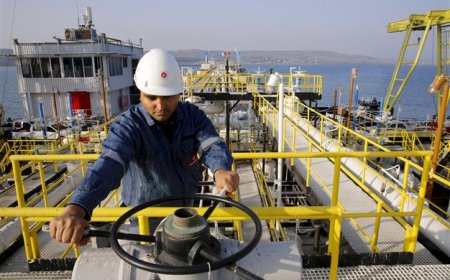 انخفاض طفيف لأسعار النفط رغم تراجع المخزونات الأميركية