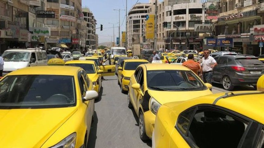 إضراب لسائقي السرفيس في الخليل.. وانقسامات في الرأي حول قرار المحافظ