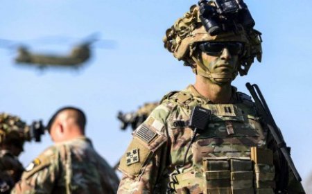 سيناتور ديموقراطي يدعو للجيش الأمريكي بالتمرد والعصيان