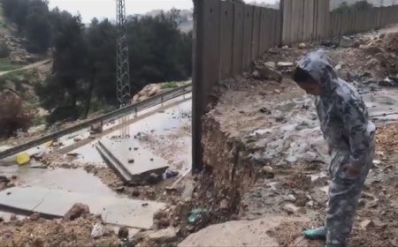 امطار غزيرة وانهيار مقطع من جدار الفصل.. توقعات بتوقف الأمطار