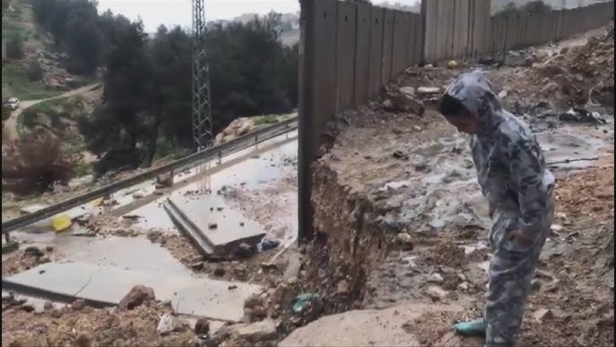 امطار غزيرة وانهيار مقطع من جدار الفصل.. توقعات بتوقف الأمطار