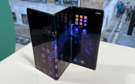 سامسونغ تكشف عن أول هاتف ثلاثي الطي