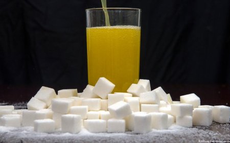 بين التكلفة المنخفضة والإدمان الخفي.. لماذا يواصل العالم استهلاك السكر بوتيرة قياسية؟