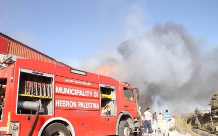 إطفائية بلدية الخليل تُخمد حريقاً في مول تجاري بالمنطقة الجنوبية من المدينة