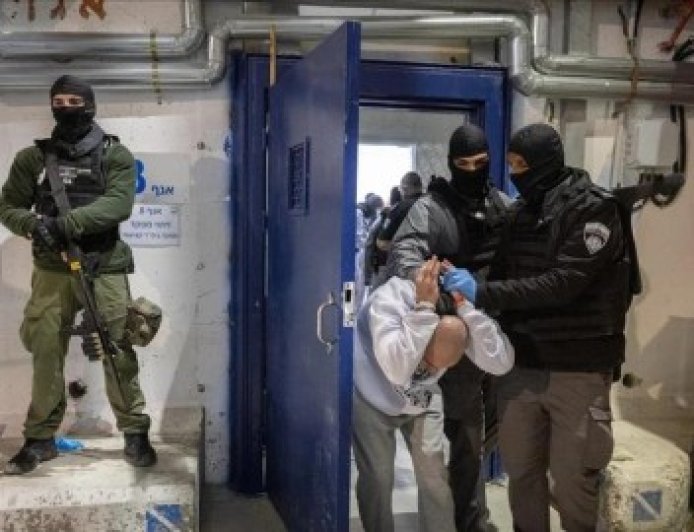 الجيش الإسرائيلي يعدم فلسطينيًا بالرصاص بحجة تنفيذ عملية طعن بالخليل.. واستشهاد أسير بظروف داخل بسجون الاحتلال