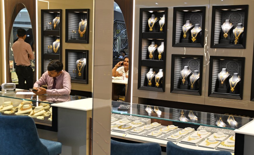 الذهب عند أعلى مستوى في 6 أسابيع مع تراجع الأسهم وضعف الدولار