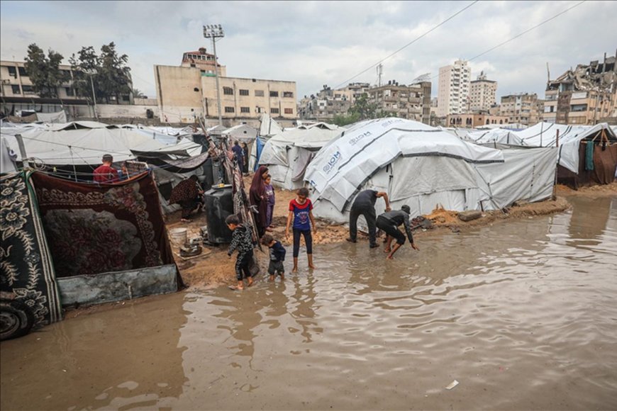 غارات اسرائيلية شمال وجنوب القطاع والمنخفض يغرق خيام النازحين بخان يونس