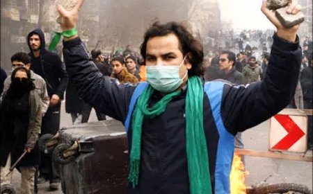 ترامب يهدد إيران بـ”ضربة قوية” بسبب التظاهرات.. والاحتجاجات “الغاضبة” تدخل يومها الثامن وسط توتر ومواجهات دامية