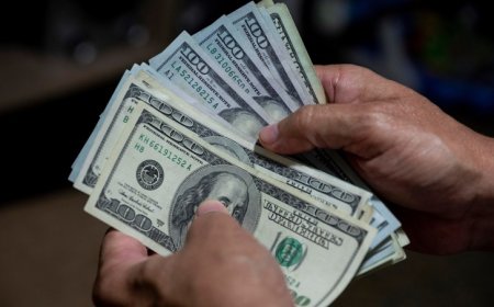 الدولار ينهار: العالم يسحب البساط من تحت أمريكا ويتجه إلى الذهب