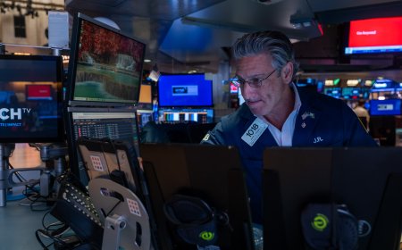 صراع ترامب وباول يربك الأسواق.. الذهب عند قمة تاريخية